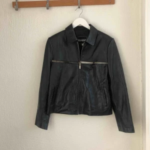  - Oversized läderjacka med pälsdetalj. Köpt secondhand och jag har storlek S egentligen. Köparen står för frakt eller möts upp i Sthlm.