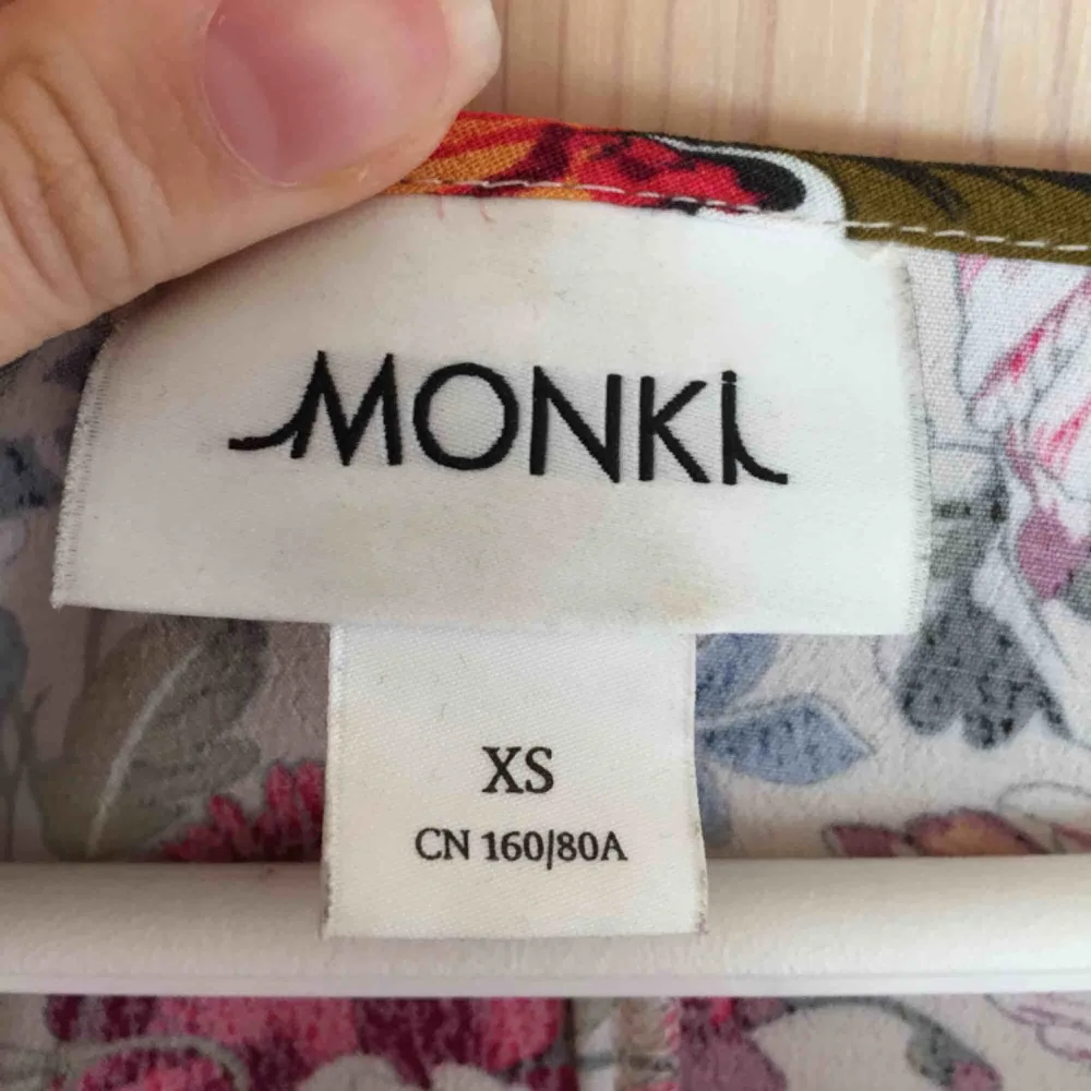 Fin somrig klänning i XS från Monki. Endast använd 1 gång, nyskick. Klänningar.