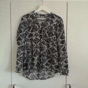  - Superfin blus från veromoda. Snakeprint i svartvitt ✨