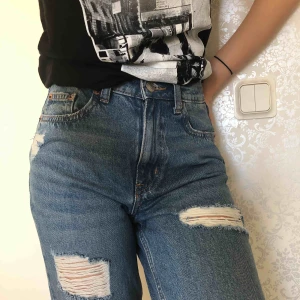  - Ett par bekväma byxor som jag aldrig har använt! Bara dragit av prislappen och sen aldrig kommit till användning❣️Frakten kostar 55kr