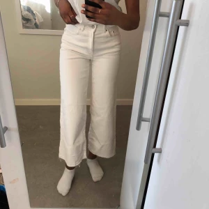  - Vita culottejeans från hm, använd endast 1 gång, frakt tillkommer