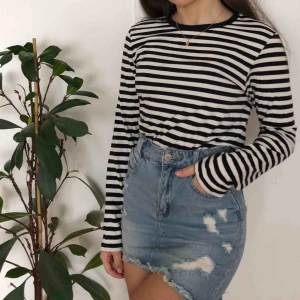  - Vit och svart randig långärmad, tröjan är instoppad på bilden och annars normal längd. Checka gärna min profil för andra plagg💕
