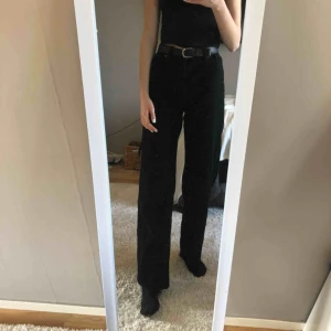  - Helt oanvända svarta Yoko jeans från monki i strl 27! Säljer för att jag köpte två storlekar och glömde skicka tillbaka ena paret (har på mig strl 26 i bilden). Orginalpris 400kr, 50kr frakt tillkommer