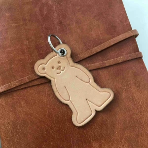  - Jättesöt nyckelring i läder från Norrmalms Kartongfabrik 🐻