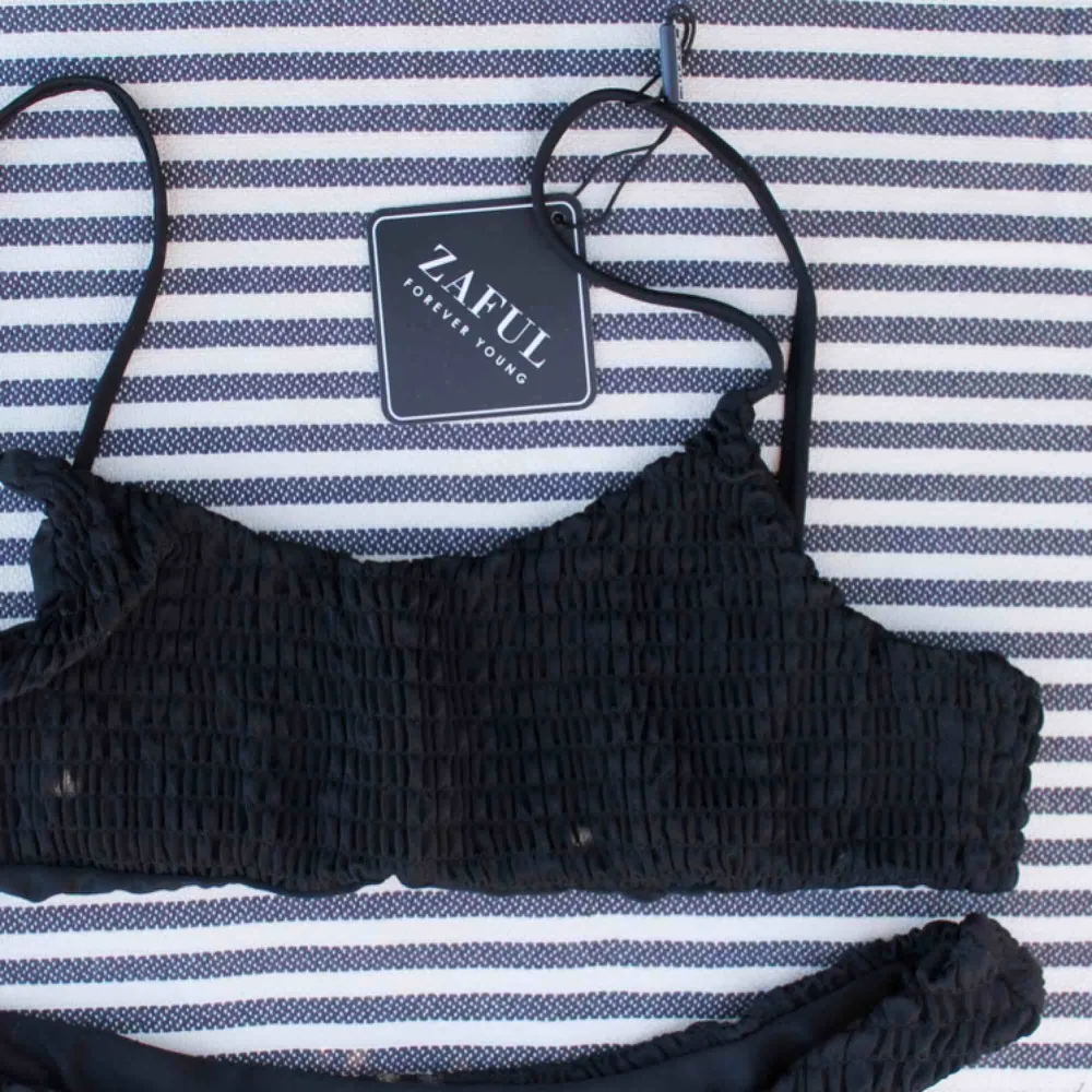 Ribbad modern bikini i svart 🖤 199 + 39 kr frakt. Övrigt.