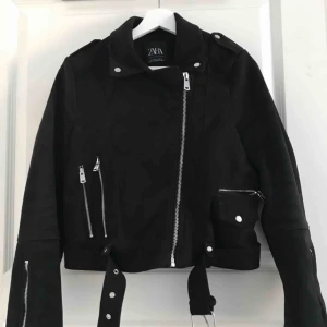  - Använd 1 kväll, köpt för mindre än en månad sen. Storlek M pågrund av att de va så små storlekar och för att ha en hoddie under 😄 350kr elr högsta budet! (Köpt för 549kr) väldigt smutsig spegel,sorryyy