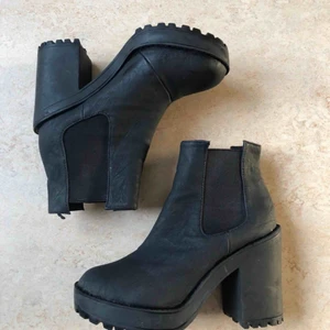  - Boots/kängor med klack från HM. Använda några få gånger, fint skick! 