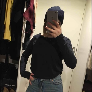  - Tröja från GinaTricot i nyskick, svar tröja i organic cotton.