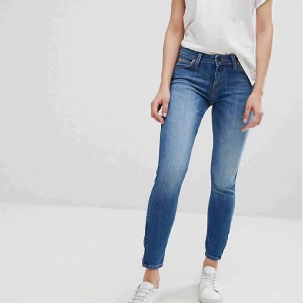 Säljer dessa Lee-jeans i modellen Scarlett! Köpta på Asos och enbart provade en gång. Säljes då de inte passade mig. Nypris ca 900kr, men säljes billigt då jag vill bli av. Ed dem!🌸. Jeans & Byxor.