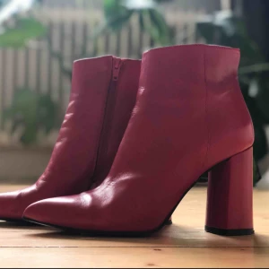  - Röda läderskor från K. Cobler i storlek 39.  Blockklack 9cm. Använda en gång. Inköpspris: 1500kr