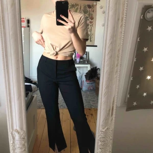  - Säljer dessa snygga kostymbyxor från Vero Moda. Precis köpts och aldrig använda. Köparen står för frakten, 79kr