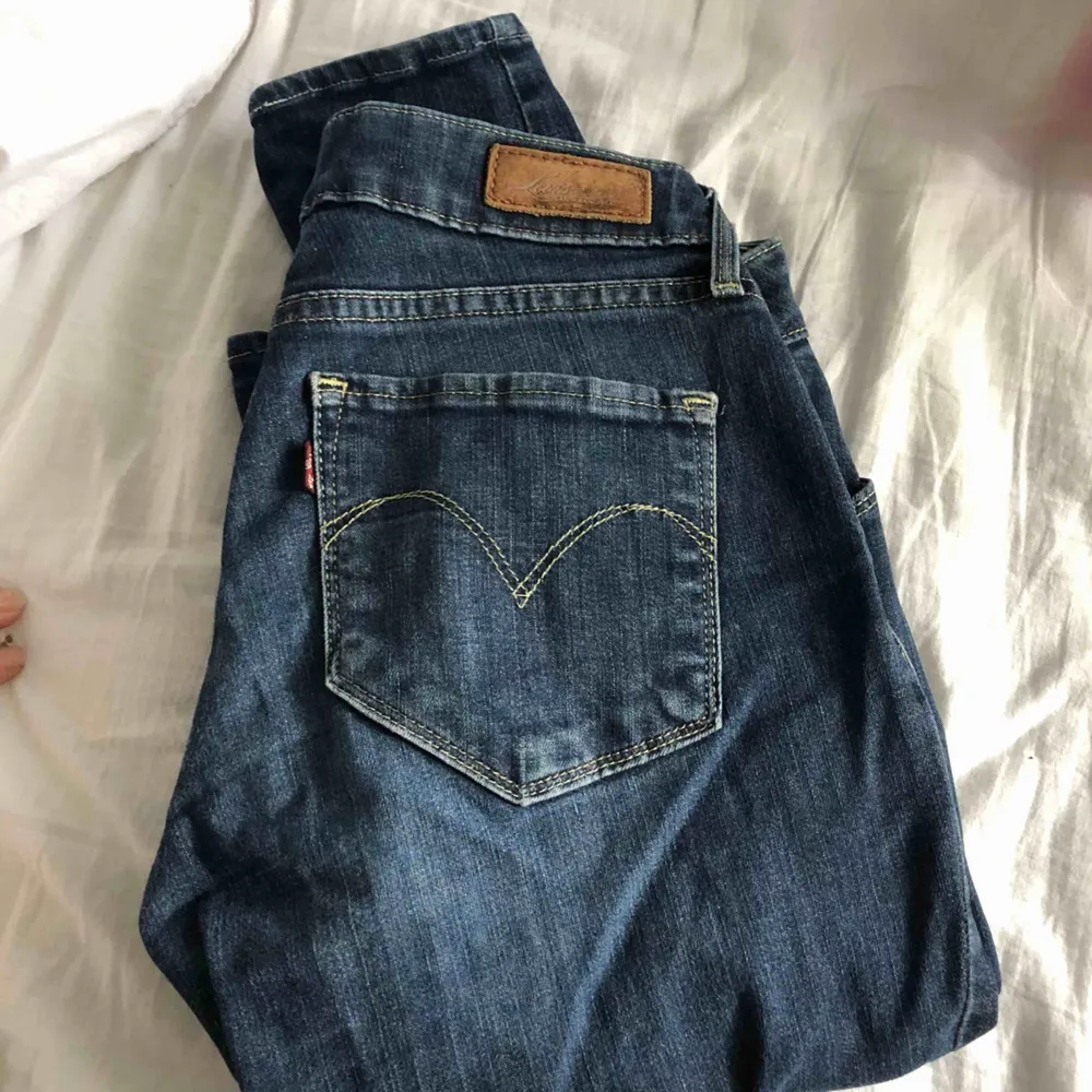 Levi’s ”bold curve skinny” jeans storlek 28 (passar S) Nypris- 899 Säljes pga dem är för små på mig . Jeans & Byxor.