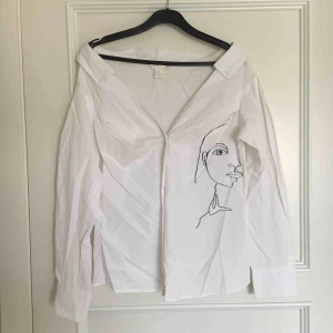  - Off-shoulder skjorta med tryck. Köparen står för frakt