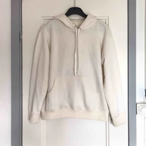  - Hoodie off-white från H&M. Säljer pga använder den aldrig, i fint skick. Köparen står för frakten.