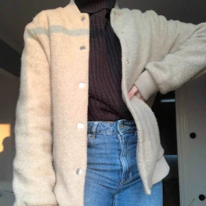  - Säljer denna jacka. Modellen är stor i sig, så en 38 kan absolut ha jackan. Köparen står för frakten, 90kr