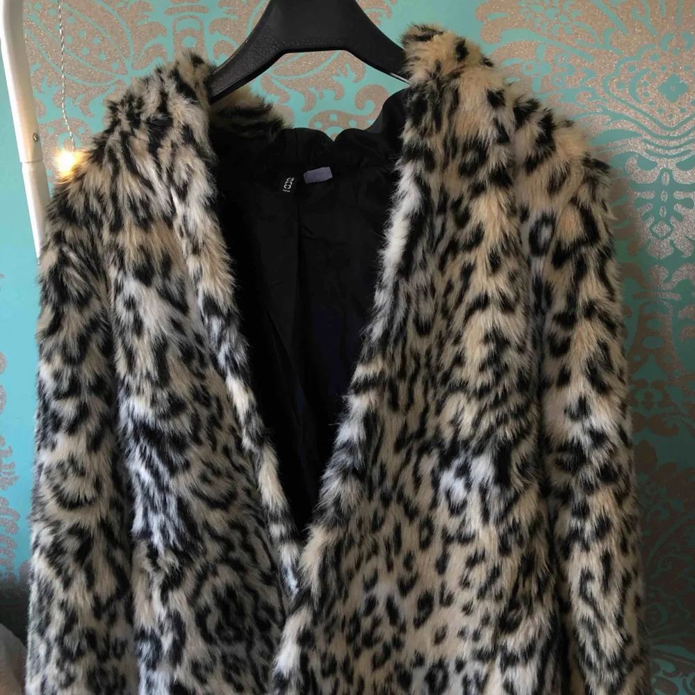 Nu säljer jag min snygga leopard jacka som är knappt använd! Den ser helt ny ut och har bara använts ett fåtal gånger, skriv om du vill ha fler bilder❤️  Pris går att diskutera. Jackor.
