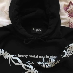  - Huvtröja med mjukt ”innefoder”. Bra kvalitet. Köpt från Disturbia. Använd 2-3 ggr. Storlek S.