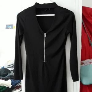  - Säljer denna jättesexiga klänning med choker från Boohoo eftersom den är liite för tajt för mig. Köparen står för frakten men jag kan mötas upp i Kalmar området. Hör av dig om du är intresserad eller har frågor !! :D