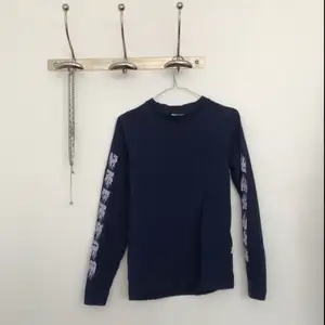 Mörkblå långärmad tröja med text på ärmarna från WEZC, använd fåtal gånger, riktigt fint skick! Köptes för ca 500kr