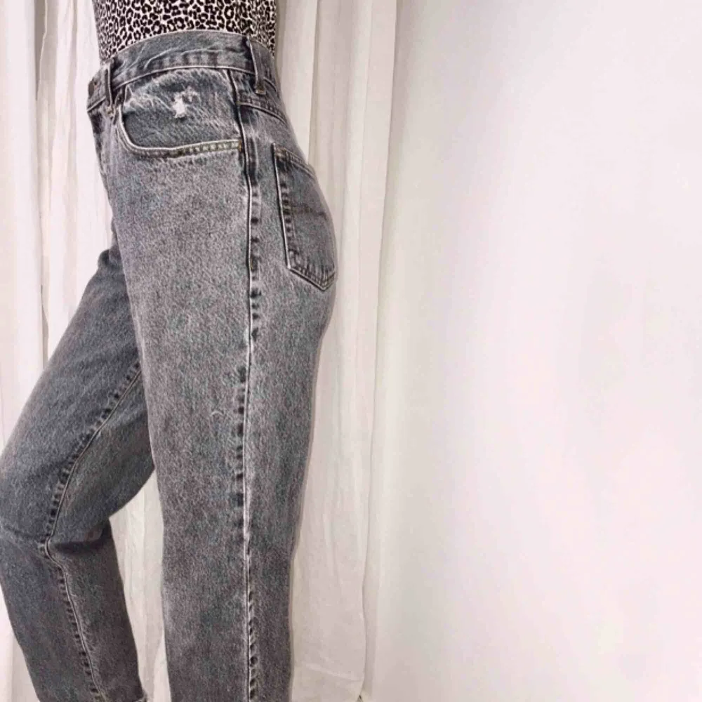 sköna grå mom-jeans med slitna detaljer. Super bra kvalité som passar XS-S.. Jeans & Byxor.