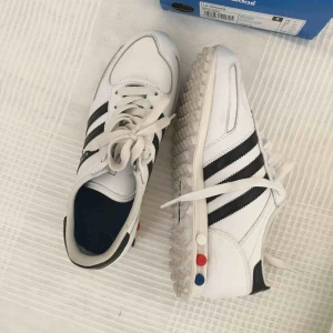  - Sparsamt använda LA sneakers från adidas. Väldigt stilrena och sköna! Jag har 38 och de passar mig.