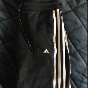  - Säljer dessa adidas mjukisbyxor då de är för korta för mig. De är en aning noppriga och därav priset. Möts upp i Slussen eller så tillkommer frakt. 