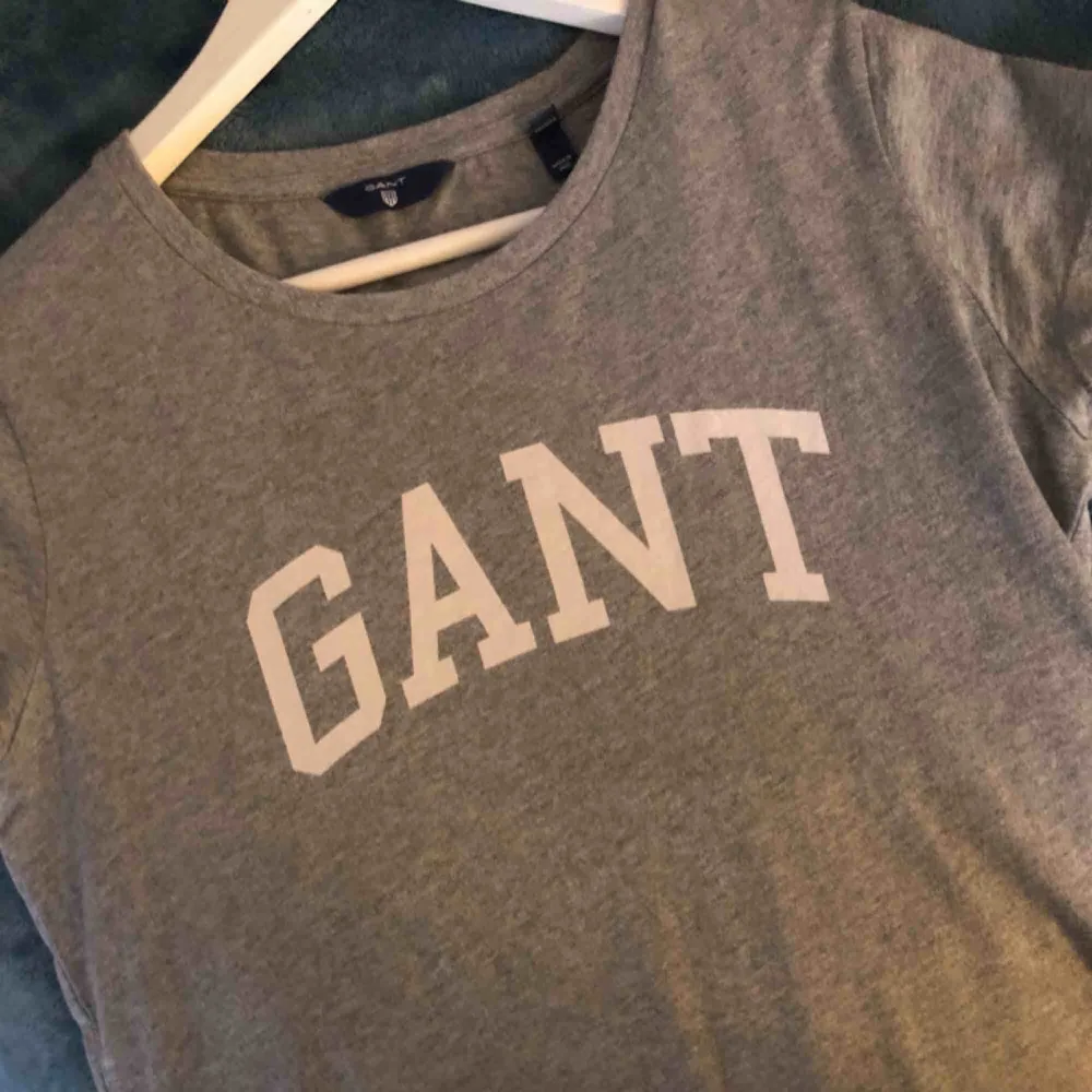 Stilren och snygg T-shirt från Gant, bara använt en gång Köparen står för frakten, kan mötas i gävle😚. T-shirts.