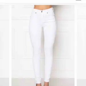 Säljer mina dr demin lexy white jeans🦋 as bra passform och jätte bra kvalite! Väldigt stretchiga så det passar nog upp till en stor S🤩 knappt använda. Köparen står för frakten💓💓