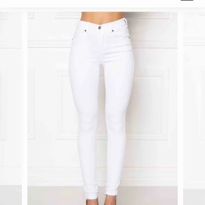  - Säljer mina dr demin lexy white jeans🦋 as bra passform och jätte bra kvalite! Väldigt stretchiga så det passar nog upp till en stor S🤩 knappt använda. Köparen står för frakten💓💓