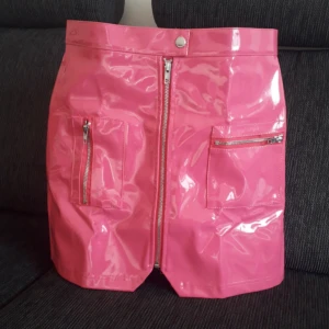  - Asball bubbelgumrosa lackkjol😍 Tyvärr lite för stor för mig uppe i midjan. Märkt med L men är som en S(Liten i storleken). Ny med tagen kvar! FRI FRAKT