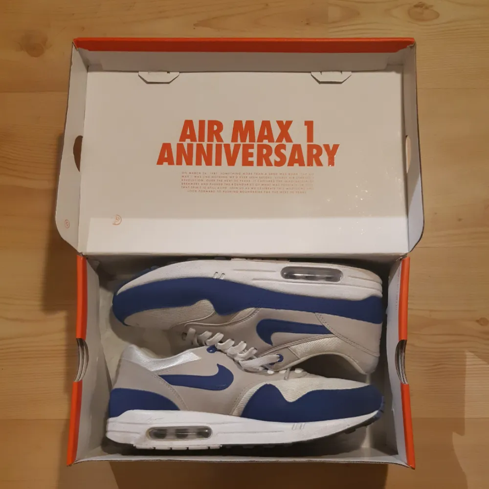Nike air max anniversary royal blue storlek 9.5 dvs 43/3 Använda därav priset. Kan mötas i Stockholm eller frakta på köparens bekostnad.. Skor.