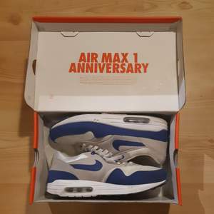 Nike air max anniversary royal blue storlek 9.5 dvs 43/3 Använda därav priset. Kan mötas i Stockholm eller frakta på köparens bekostnad.