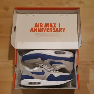  - Nike air max anniversary royal blue storlek 9.5 dvs 43/3 Använda därav priset. Kan mötas i Stockholm eller frakta på köparens bekostnad.