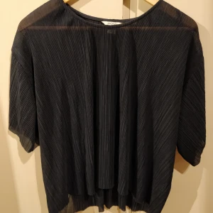  - Härligt luftig blus från Monki med räfflat tyg. Mörkblå och lite smått genomsynlig. Väldigt bekväm och perfekt inför det varma vädret som (förhoppningsvis) kommer!