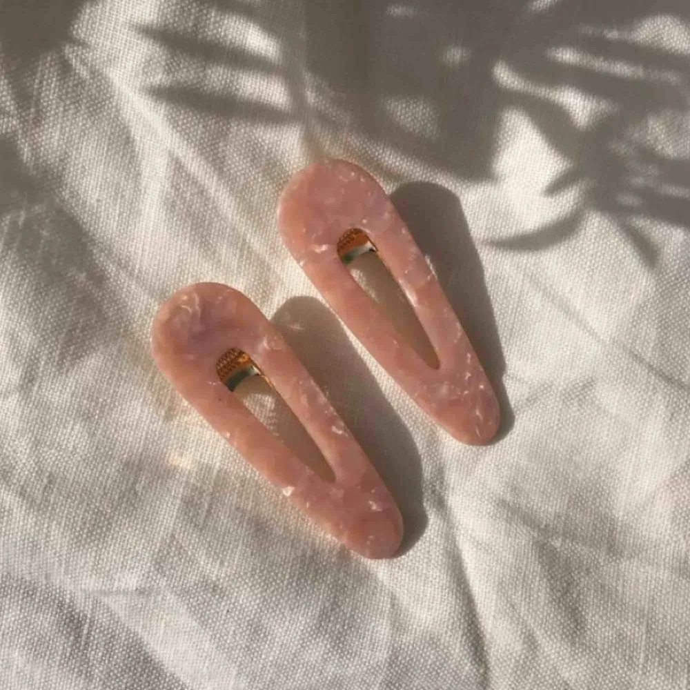 Lolita Clips x2  Säljer hårspännen i paket på 2, för endast 160kr + frakt. Tar pre-orders och ni får era spännen inom max 3v.   ig: @sotnosblocket Följ för andra kommande saker som man inte hittar på secondhand eller stan. . Accessoarer.