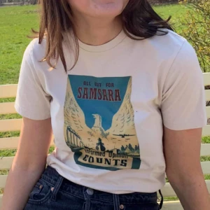  - Vintage vit/cream t-shirt med nytryckt design!         SAMSARA köper in secondhand kläder som inte blir sålda och revitaliserar dem med unika och högkvalitativa tryck. Varje plagg sparar cirka 2400L vatten och 1,4 kg co2!     Modellen är 170cm