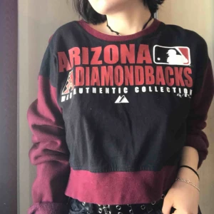  - Croppad tröja köpt på Beyond Retro och knappt använd. Står ingen storlek men skulle säga typ S. Frakt ingår i priset✨