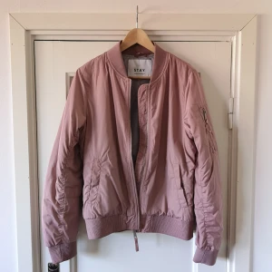  - Ljusrosa bomber. Säljer för 200 kr pga att yttertyget skadats lite längst ner på höger ärm (se bild). Ordinarie pris 999 kr. 
