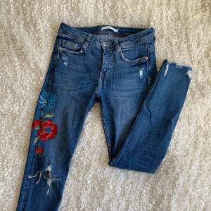Gulliga jeans från Zara med blommor broderade på sidan. Säljer pga för små för mig tyvärr. Köparen står för eventuell frakt. 