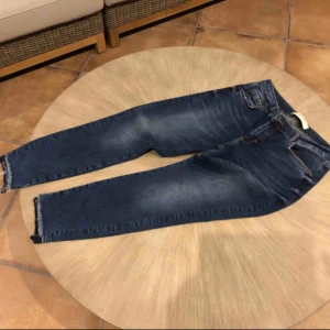  - Stretchjeans Mos Mosh,ankellängd,fransigt benslut.  Som nya! Stl 29 ca en stl 40