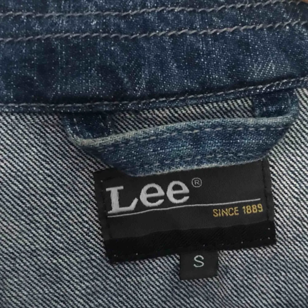 • Mörkblå jeansjacka från Lee •  Rak modell med lite slitningar, mycket sparsamt använd så i bra skick!  100 kr + frakt. Jackor.