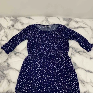  - I bra skick, inte använd så mycket, den är väldigt kort så jag brukade ändå ha jeans med den som om det va en vanlig tröja.  Jag vet inte om man ser det med det är halvlånga armar bara så ni vet;) också har den ett band där i mitten som formar