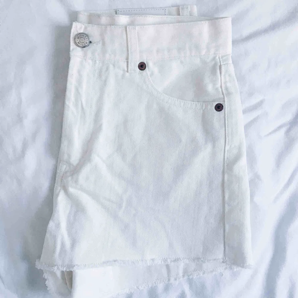 Fina vita jeansshorts med hög midja. Sparsamt använda.  . Shorts.