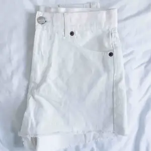Fina vita jeansshorts med hög midja. Sparsamt använda.  