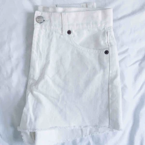  - Fina vita jeansshorts med hög midja. Sparsamt använda.  