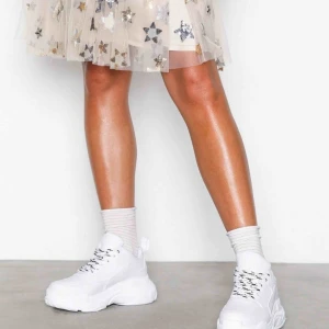  - Chunkey sneakers från NLY i fint skick. Randiga och vita snören följer med. Frakt 50 kr