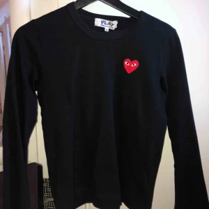  - Äkta CDG tröja, använd 3 gånger. Kan mötas upp i Stockholm eller fraktas (betalar ej för frakt)