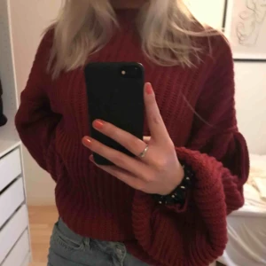  - vinröd stickad tröja super skön, jag som har small kan ha den men den blir lite oversized men super fin ändå!! fraktkostnader tillkommer  