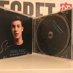 - signerad shawn mendes skiva☺️🌸fraktar men då står köparen för den🌸