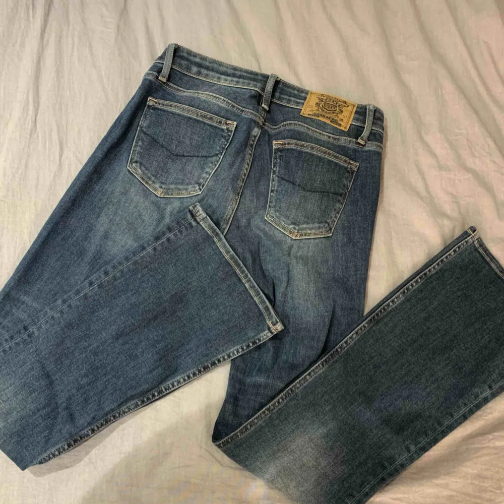 Säljer mina Crocker bootcut jeans. Storlek 27 i midjan och 33 i längden. Jag är 170 så så ser de ut på.  Pris kan diskuteras vid snabb affär. Jeans & Byxor.